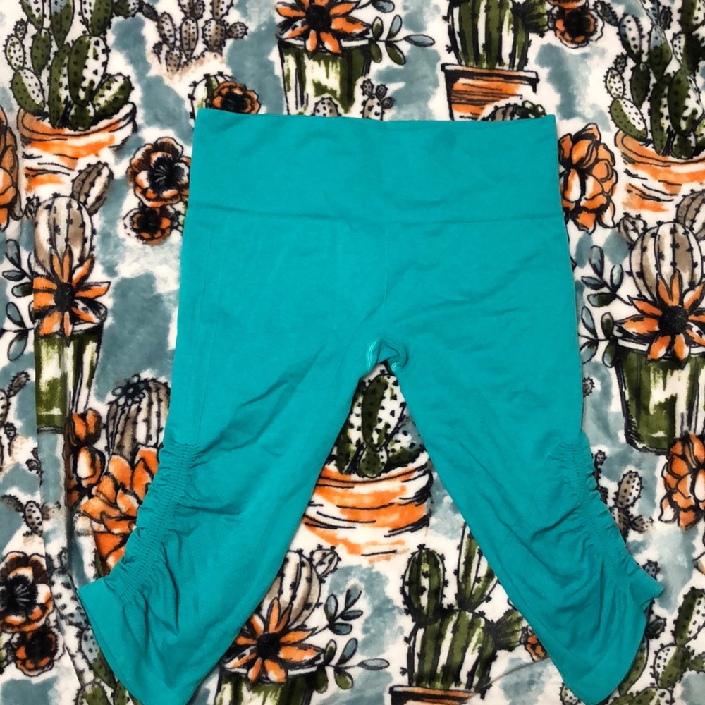 New without tags Lululemon crop yoga pants